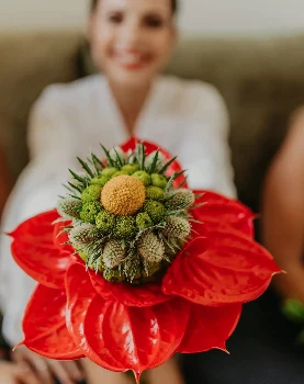 Ramo de novia tropical con anturios rojos