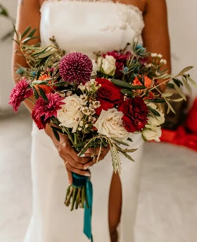 Ramo de novia silvestre en tonos rojos y crema
