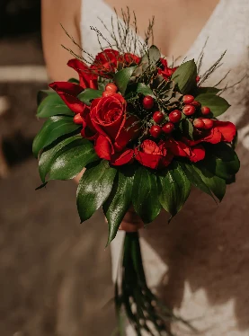 Ramo de novia de rosas rojas y frutos