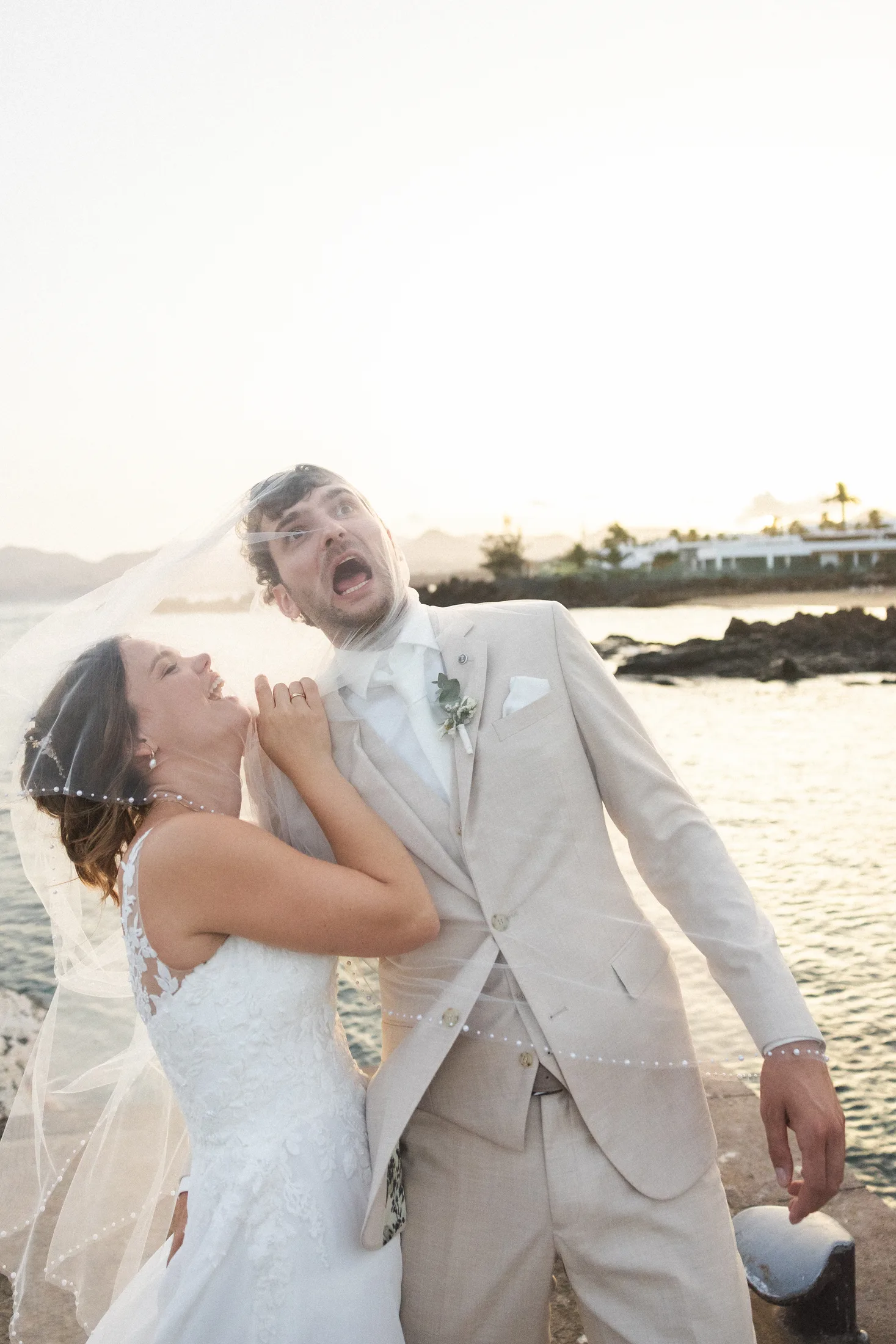 Pareja junto al océano y el paisaje volcánico de Lanzarote