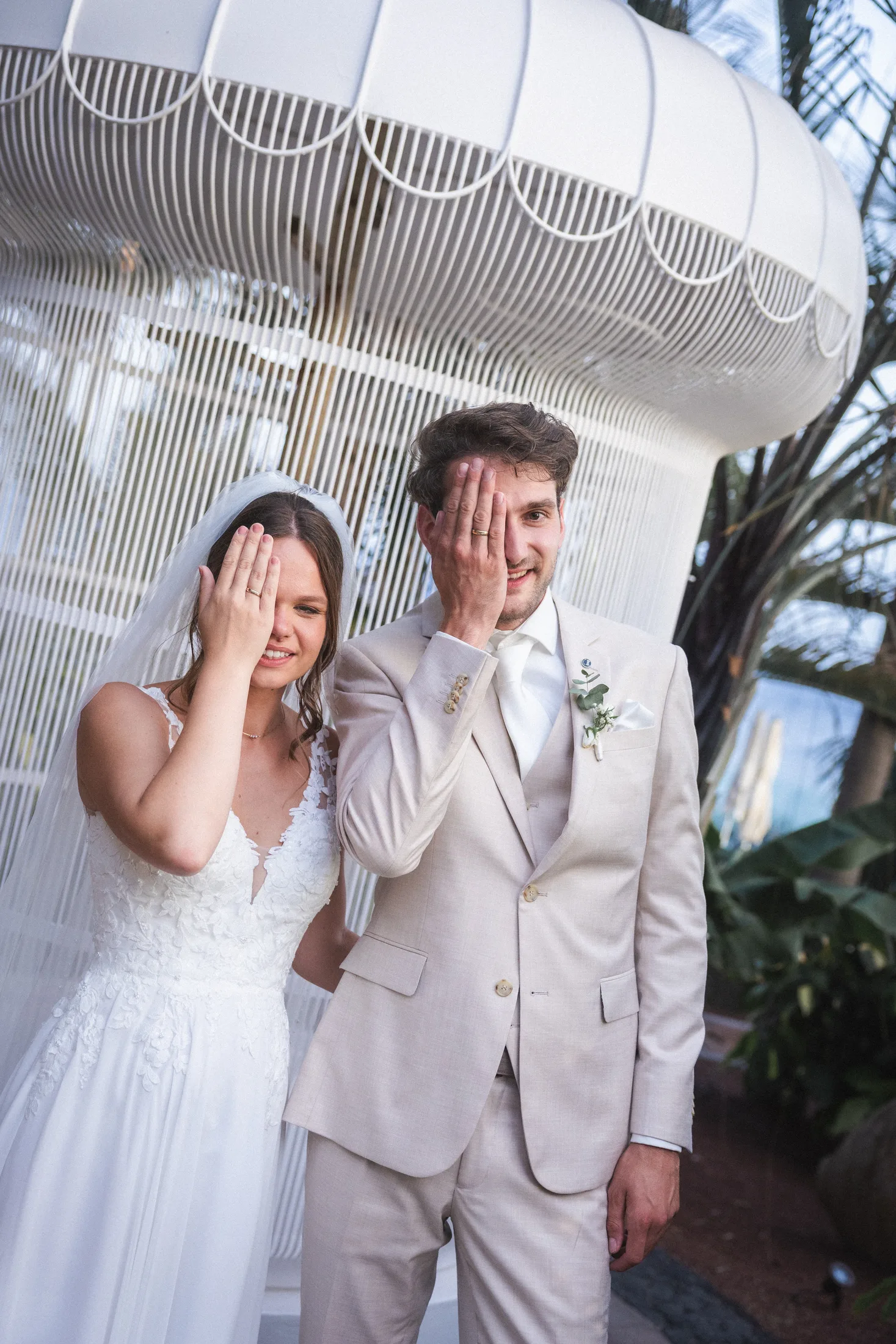 Pareja celebrando un elopement en el paisaje volcánico de Canarias