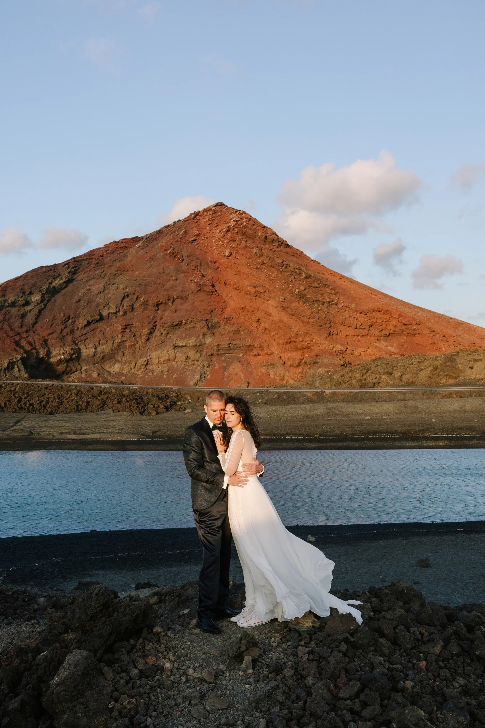 Recién casados junto a un paisaje volcánico de Lanzarote