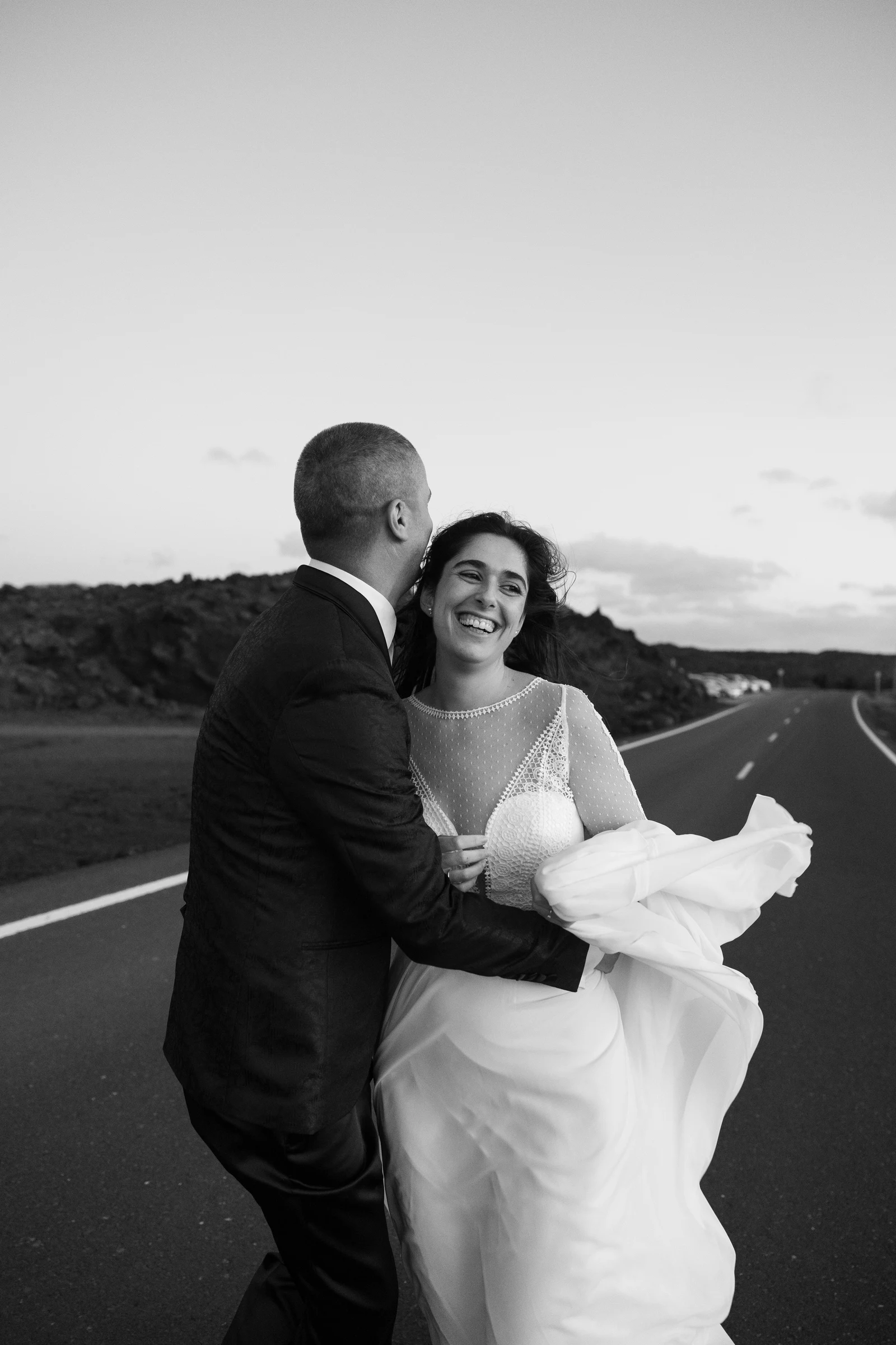 Pareja disfrutando de un momento espontáneo durante su boda