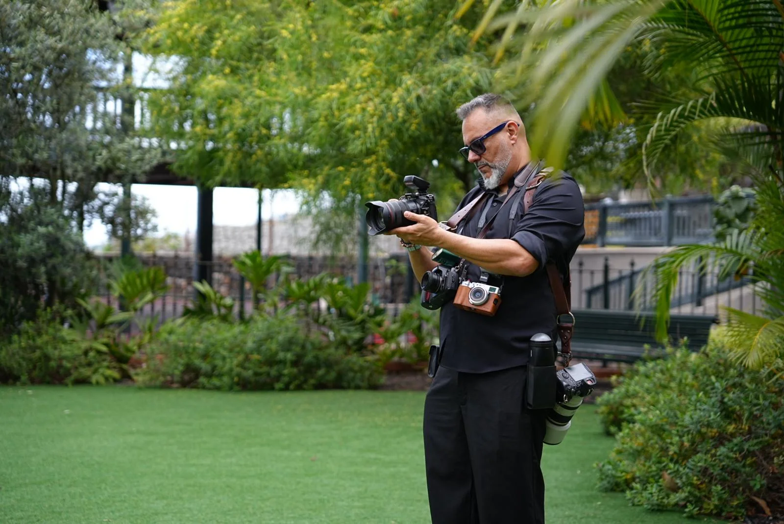 Rubén fotografiando una boda en Canarias