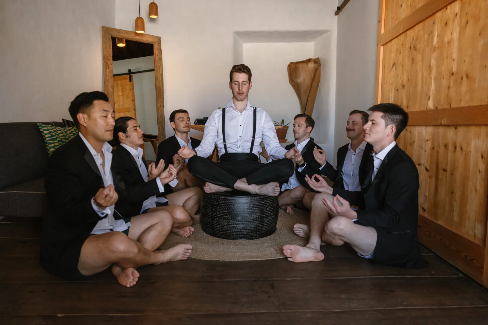 Novio y amigos haciendo yoga antes de una boda en Jameos del Agua, Lanzarote