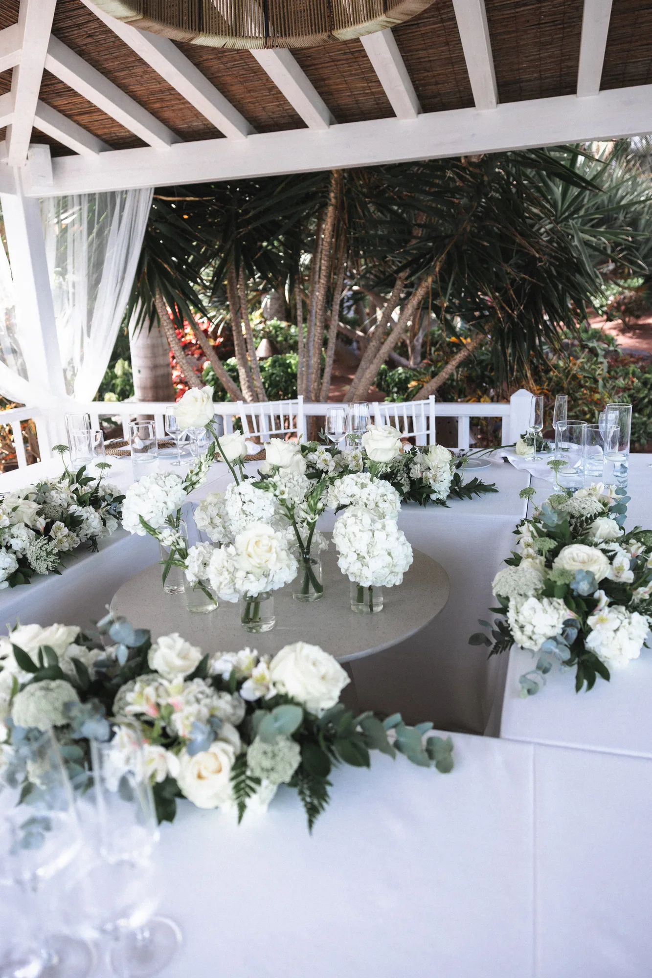 Decoración floral de la boda íntima en Hotel Fariones