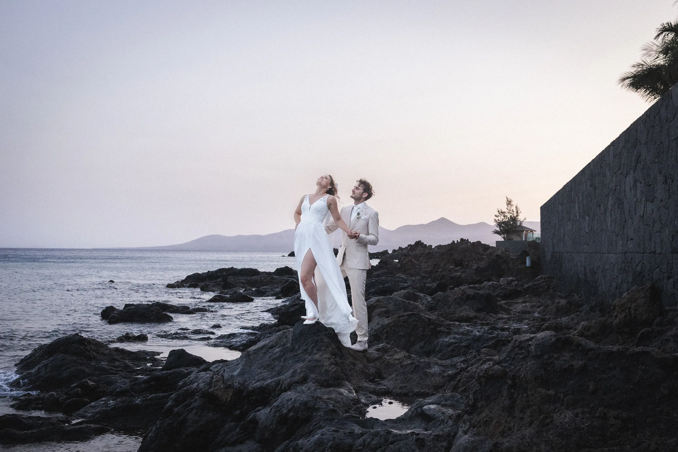 Suzanne y Tim al atardecer junto a la costa de Lanzarote