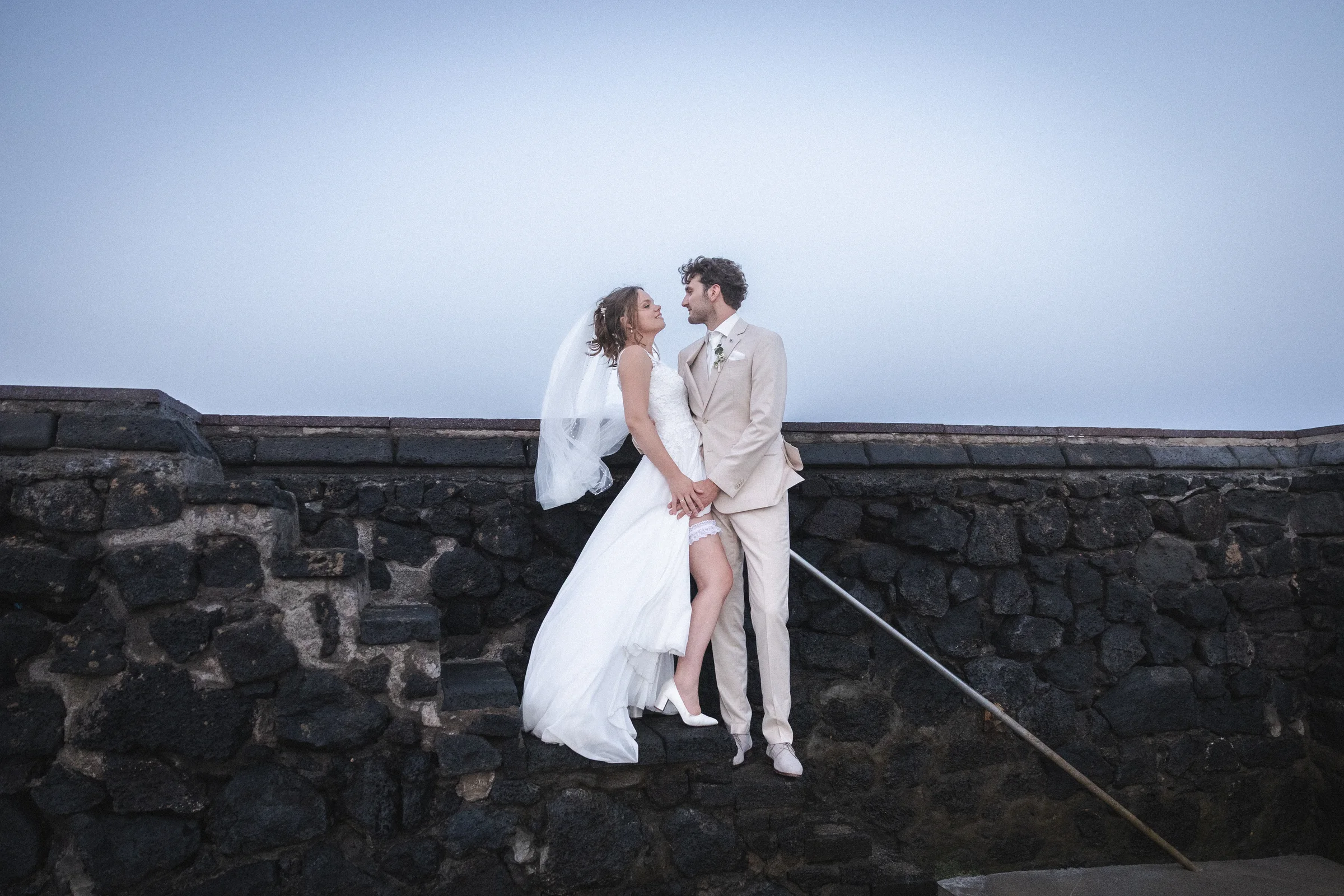 Suzanne y Tim durante su boda íntima en Hotel Fariones, Lanzarote