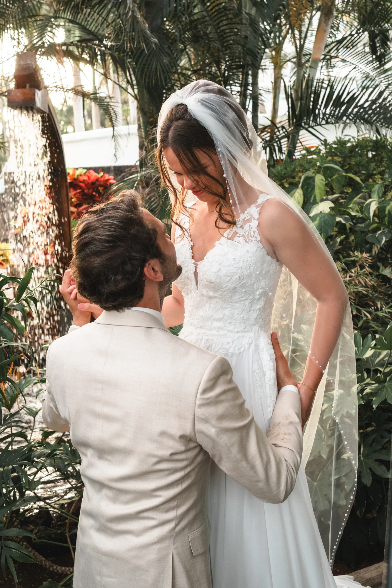 Retrato de Suzanne y Tim en los jardines del Hotel Fariones